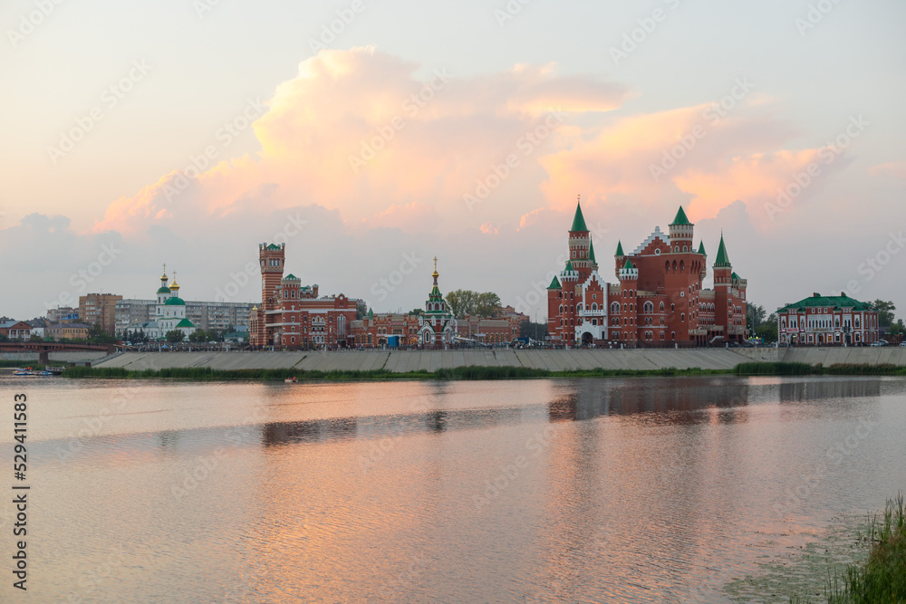 Obraz premium View of the embankment of the city of Yoshkar-Ola at sunset