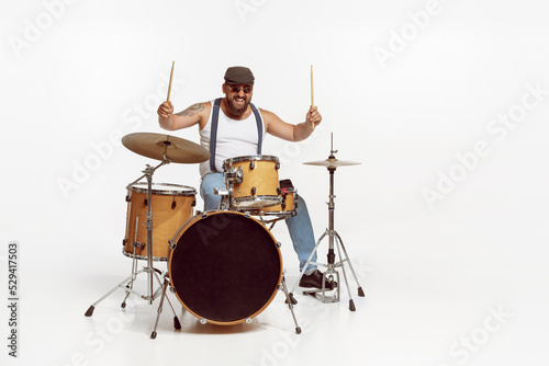 Print op canvas Portrait of emotive, expressive man in sunglasses playing drums, performing isol