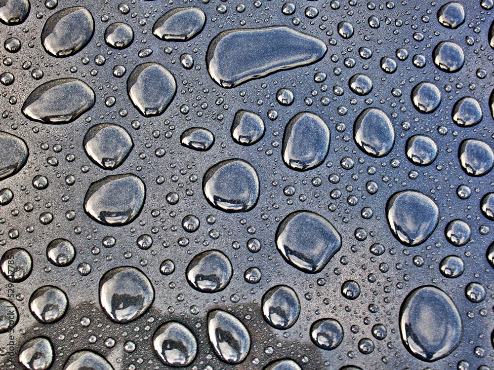 Wassertropfen auf Metalloberfläche Wassertropfen auf Metalloberfläche