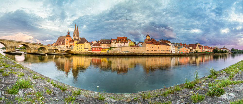 Panorama von Regensburg Altstadt und der Donau bei spektakulärem Himmel