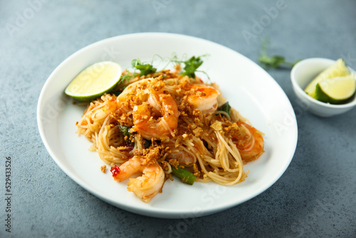 Stir fry noodles with shrimps