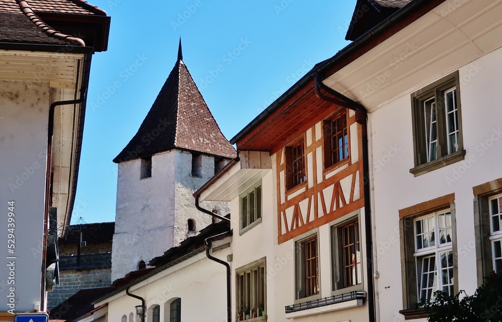 Murten, Morat, Westschweiz, Altstadtgasse mit Turm