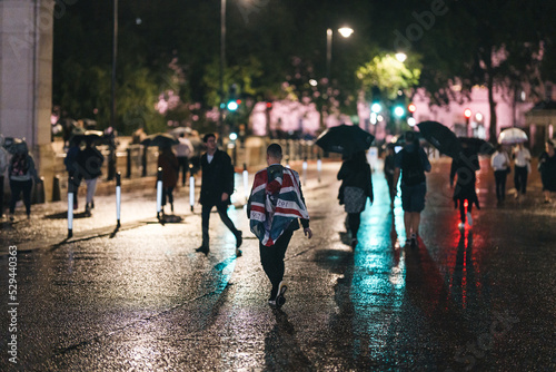 Fotografie, Obraz People mourn and bring flowers under the rain outside Buckingham Palace after Qu