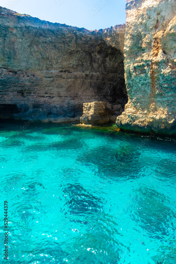 Fototapeta premium Crystal clear water under the cliffs of Malta