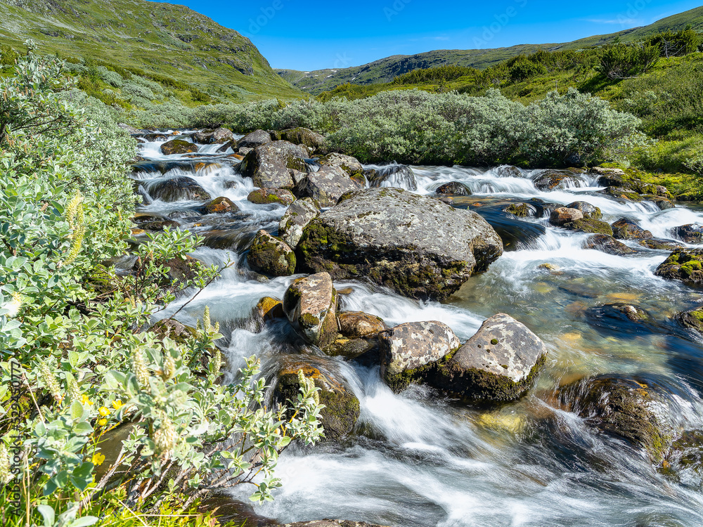 Wasserfall mit Kaskaden und Felsen in Norwegen
