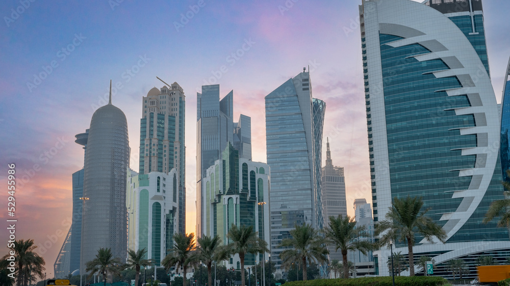 Obraz premium The skyline of Doha city center during evening.