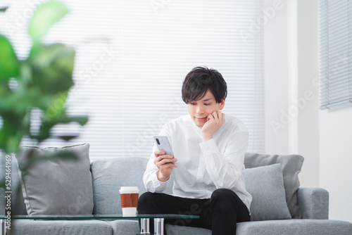 スマホを持つ男性のイメージ