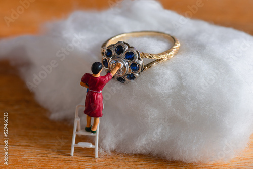 Polish gold ring - little people clean the ring