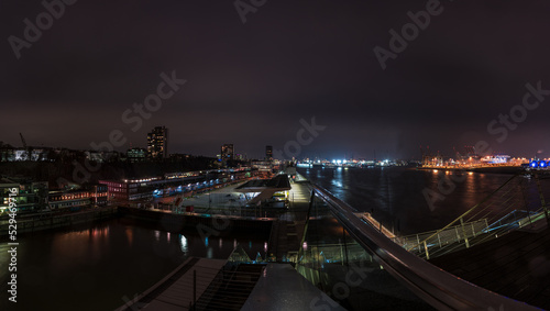 Fototapeta Naklejka Na Ścianę i Meble -  Aussichtsplattform Dockland in Hamburg bei Nacht mit Panoramablick zum Fischereihafen 