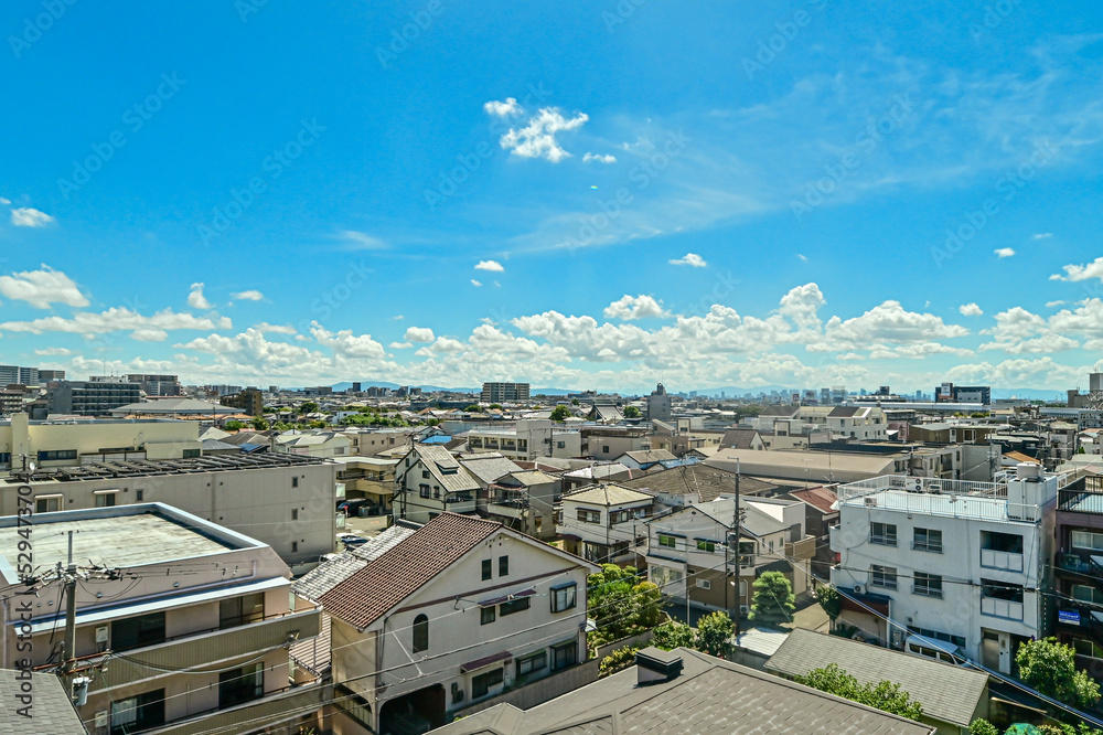 Obraz premium 青空背景の明るい街のイメージ写真