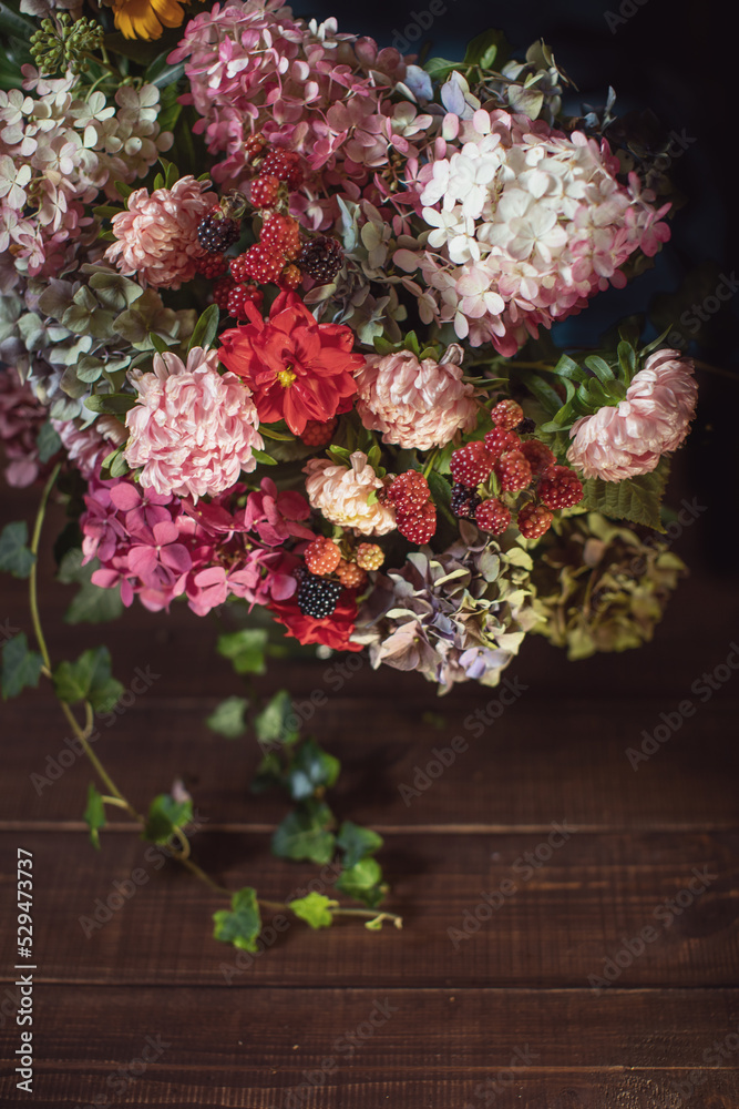 Obraz na płótnie jesienny bukiet, kompozycja kwiatowa z jesiennych kwiatów, boho bukiet, autumn bouquet w salonie