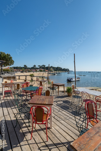 Cap Ferret (Bassin d'Arcachon, France). Détail d'une terrasse de dégustation d'huîtres avec vue sur le bassin d'Arcachon
