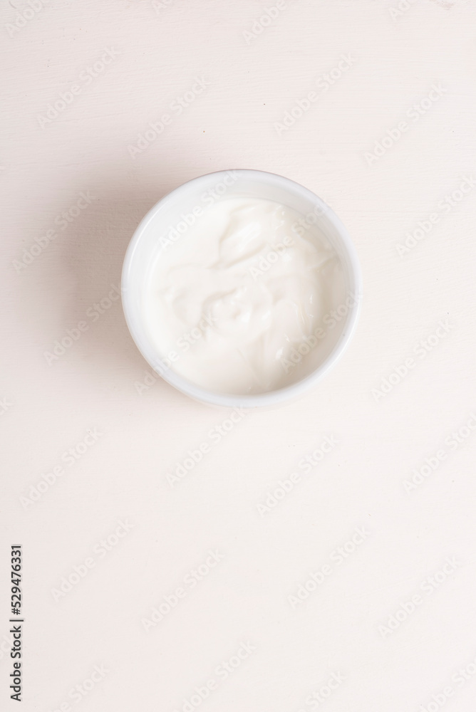 bol de mahonesa blanco sobre fondo blanco, espacio para escribir, puede utilizarse también como bol de yogurt bol de mahonesa blanco sobre fondo blanco, espacio para escribir, puede utilizarse también como bol de yogurt
