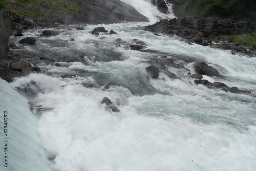 Wasserfall Tveitafossen im Husedalen bei Kinsarvik, Norwegen