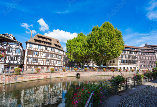 Obraz na płótnie Beliebtes Ausflugsziel Grande-Ile in der Altstadt von Straßburg im Elsass, Frankreich w salonie