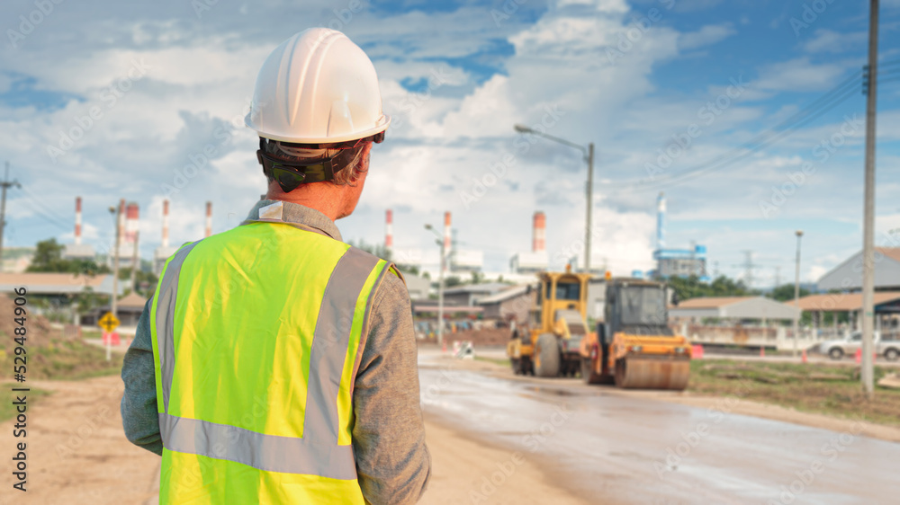 behind the engineer or foreman Wear a white helmet and wear a safety vest. behind the engineer or foreman Wear a white helmet and wear a safety vest.