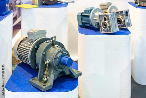 Φωτογραφία reducer gearbox assemble with electric motor for manufacturing machine on table