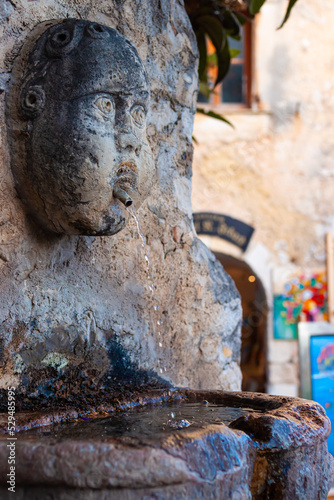 Antica Fontana con volto in pietra
