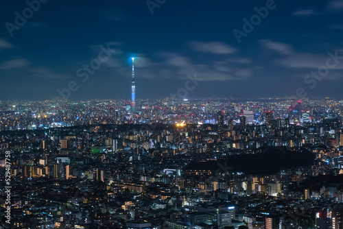 東京都 池袋、サンシャイン60展望台からのスカイツリー方面の夜景 © 健太 上田