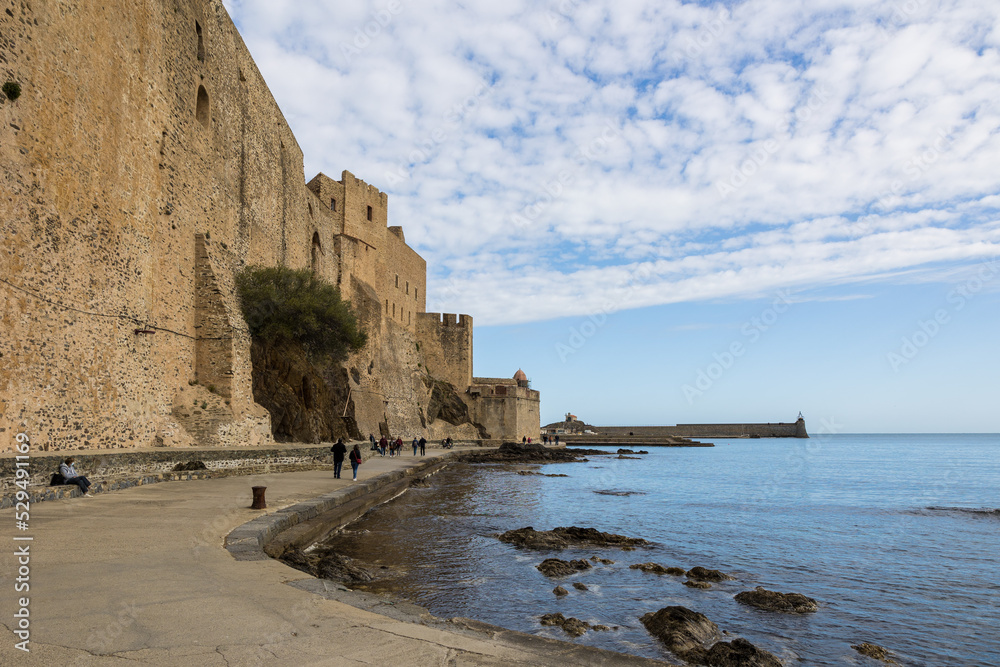 Vue sur la baie de Collioure et le Château Royal par un temps nuagueux