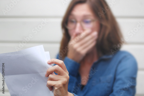 Fototapeta Frau, schockiert beim Lesen einer Rechnung