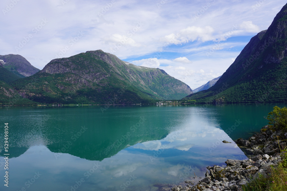 Tolle Spiegelung von einem Berg im Oppstrynsvatnet einem See bei der Ortschaft Oppstryn in Norwegen	