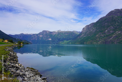 Blick auf den Oppstrynsvatnet ein t  rkisfarbener See in Oppstryn in Norwegen