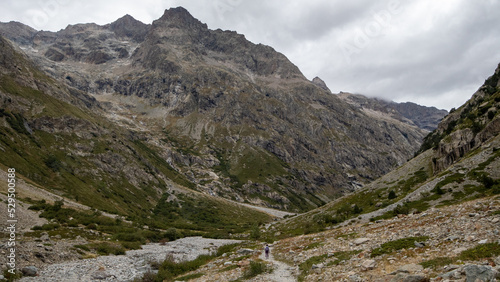 randonneur dans le vallon des Etançons, hiker in the Valley in Oisans