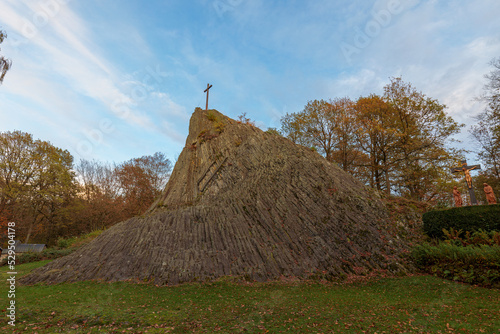 Druidenstein isolierter Basaltkegel Naturdenkmal und geologische Sehenswürdigkeit photo