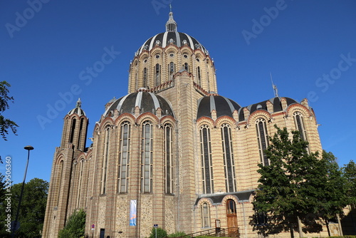 La basilique Sainte Clotilde, construite au 19eme siècle, et de syle neo byzantin, vue de l'extérieur, ville de Reims, département de la Marne, France photo