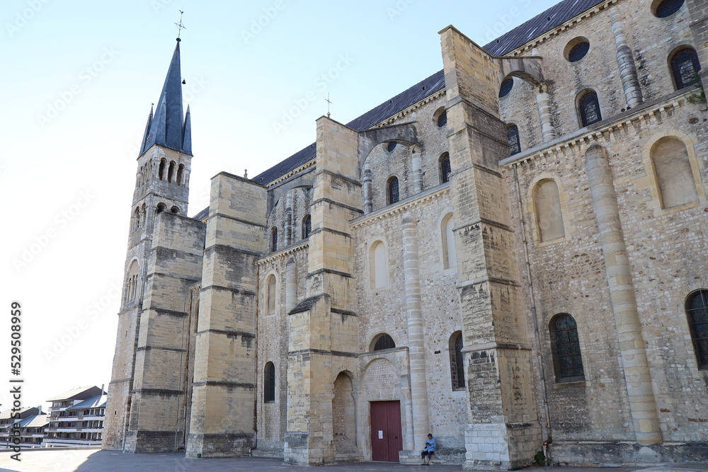 La basilique Saint Rémi, de style roman, vue de l'extérieur, ville de Reims, département de la Marne, France