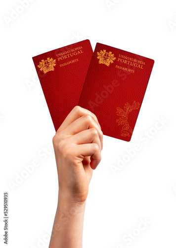 Conceito de Cidadania Portuguesa: Mão de mulher segurando dois passaportes de Portugal em fundo transparente PNG isolado