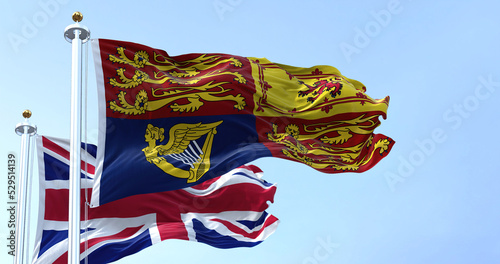 фотографія The Royal Standard of the United Kingdom waving the wind along with the UK flag