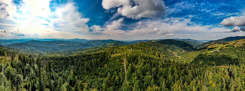 góry, Beskid Śląski w Polsce, panorama z lotu ptaka latem w okolicach przełęczy Salmopol w Szczyrku