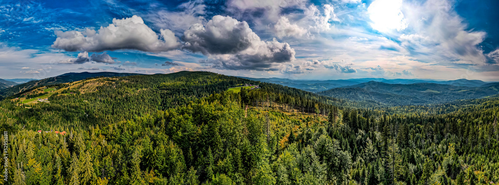 góry, Beskid Śląski w Polsce, panorama z lotu ptaka latem w okolicach przełęczy Salmopol w Szczyrku