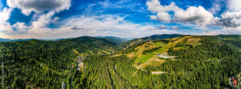 góry, Beskid Śląski w Polsce, panorama z lotu ptaka latem w okolicach przełęczy Salmopol w Szczyrku