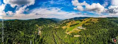 Obraz góry, Beskid Śląski w Polsce, panorama z lotu ptaka latem w okolicach przełęczy Salmopol w Szczyrku