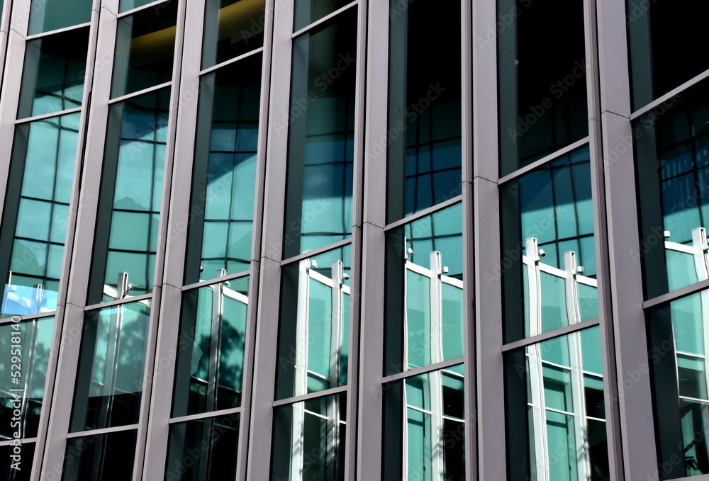 Spiegelung moderner Bürofassaden Spiegelung moderner Bürofassaden