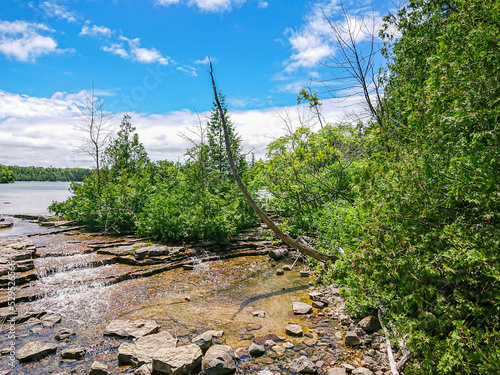 Fotografie Horse Lake waters near Indian Head Cove on lake Huron in Bruce Peninsula National Park in Ontario, Canada