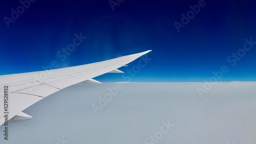 飛行機の翼と雲海と青空