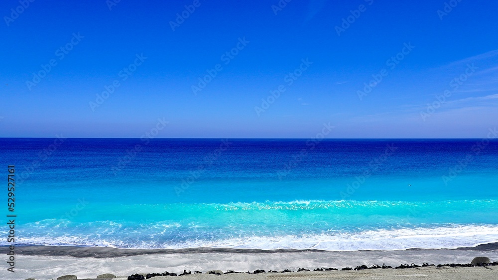 伊豆七島新島の羽伏浦海岸の真っ青な海辺