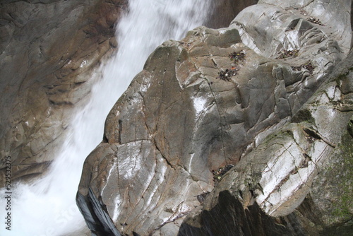 Roccia bagnata dal torrente