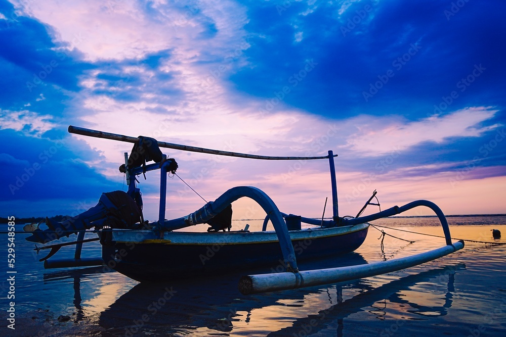 Fototapeta premium boat at sunset