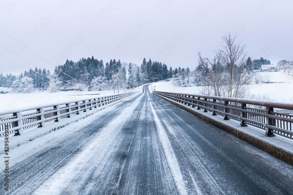日本　雪景色で積雪の道路橋