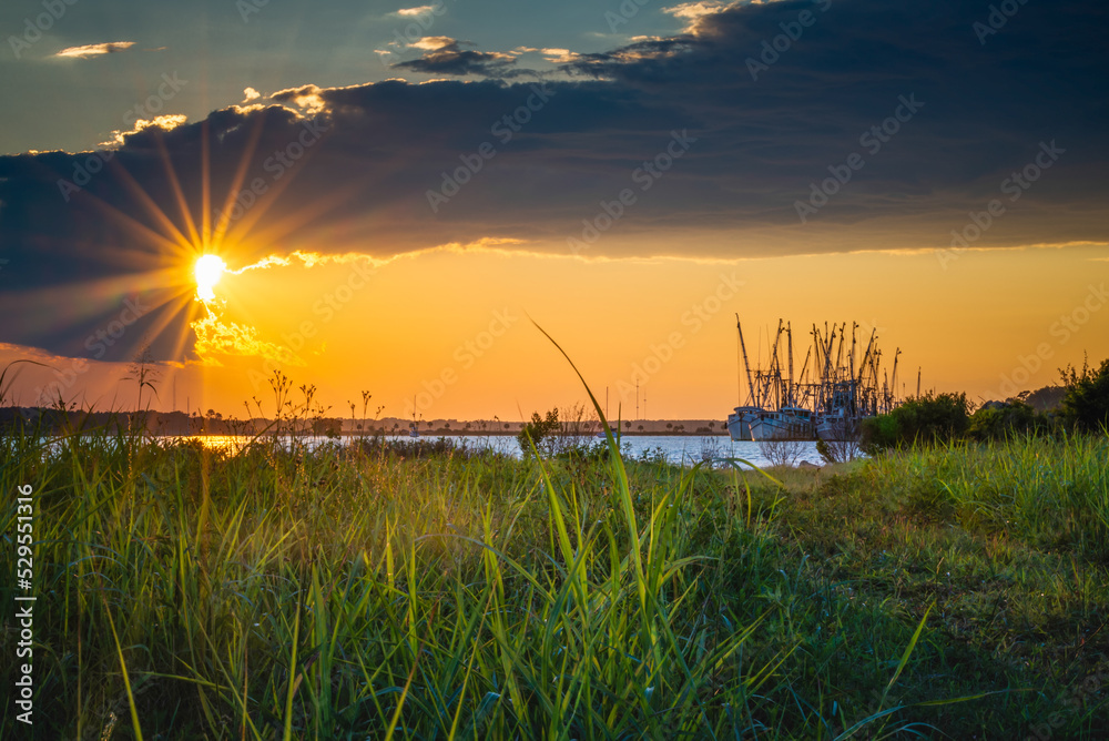 Obraz premium Sunset with the Shrimp Boats