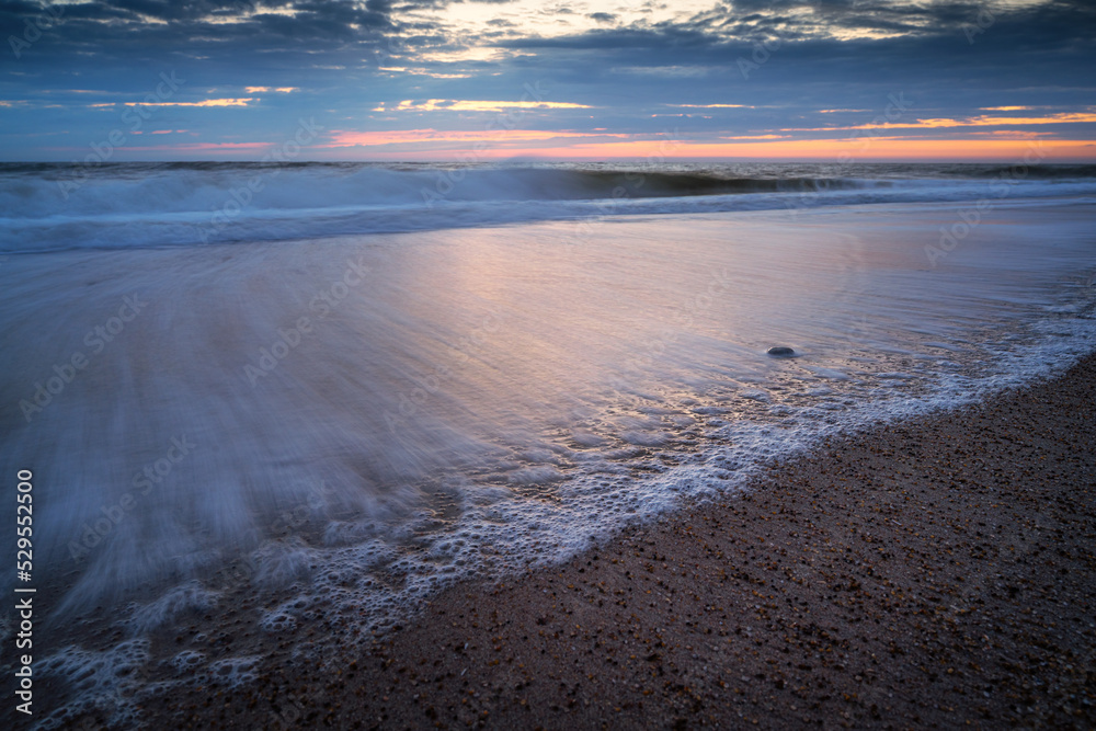 Wellen am steinigen Strand in der Nähe von Hvide Sande in Dänemark an der Nordsee kurz nach Sonnenuntergang Wellen am steinigen Strand in der Nähe von Hvide Sande in Dänemark an der Nordsee kurz nach Sonnenuntergang