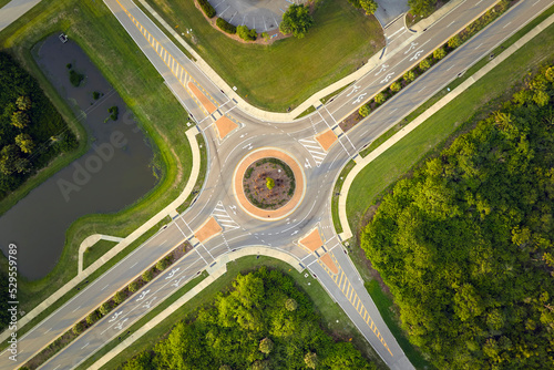 Foto Aerial view of road roundabout intersection with moving cars traffic
