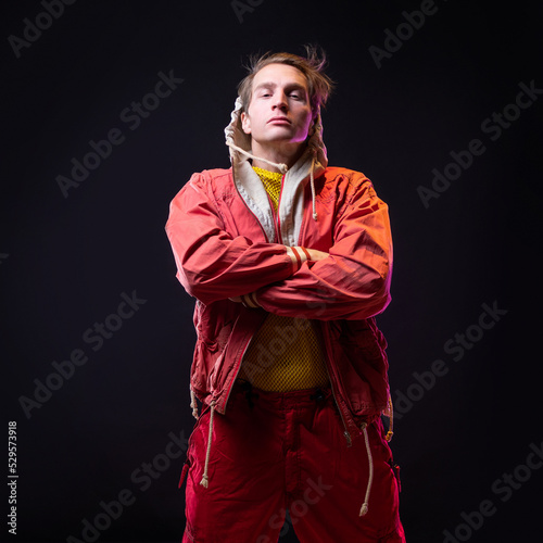 Fotografia A young guy in a red youth jacket with a hood