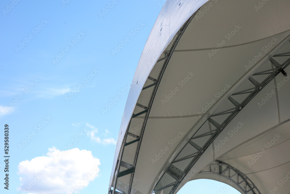 Fototapeta premium Construction of a large white tent against the sky.