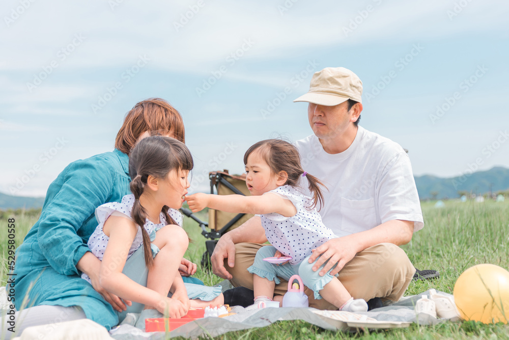 公園でピクニックする家族(ランチ・食べる)
公園でピクニックする家族(ランチ・食べる)
